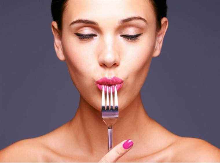 This Trick Helps You Apply Makeup Using… A Fork