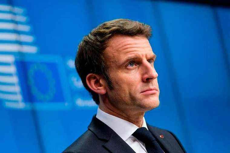 This unique shot of Emmanuel Macron, exhausted during his call with Vladimir Poutine, is breathtaking