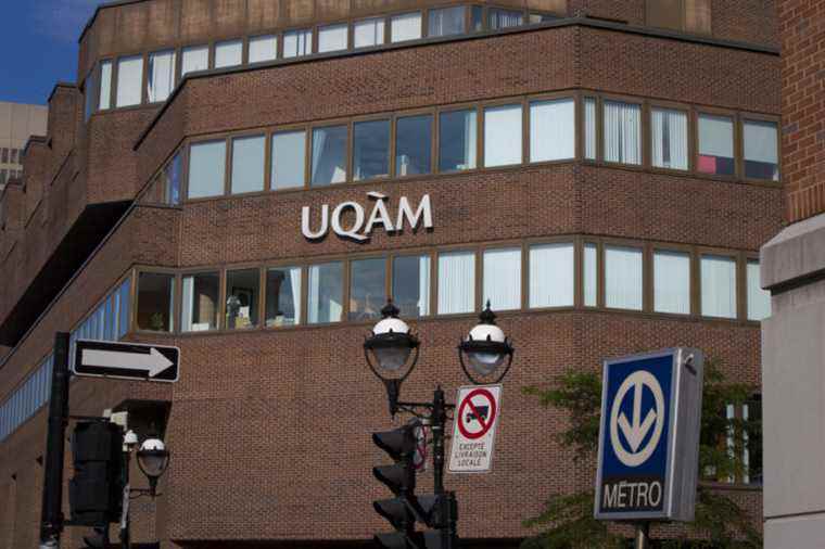 UQAM lecturers vote for a strike mandate