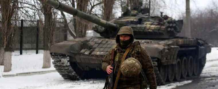 Ukraine: Russian forces surround Kiev and block Mariupol