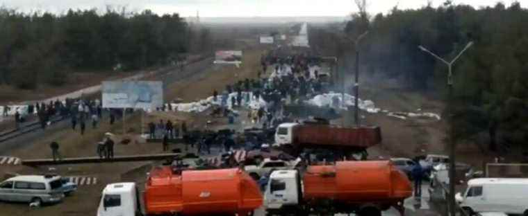 Ukrainian citizens and workers block Russian access to nuclear power plant