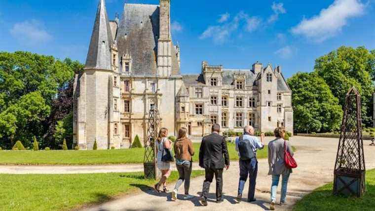 Visit the Château de Fontaine-Henri and spend the night in a bed and breakfast in Courseulles-sur-Mer