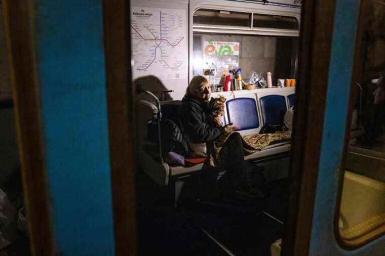 War in Ukraine |  Elderly people live in the Kyiv metro