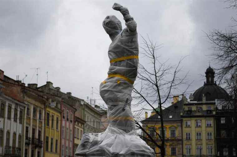 War in Ukraine |  Lviv residents wrap monuments to protect them from Russians