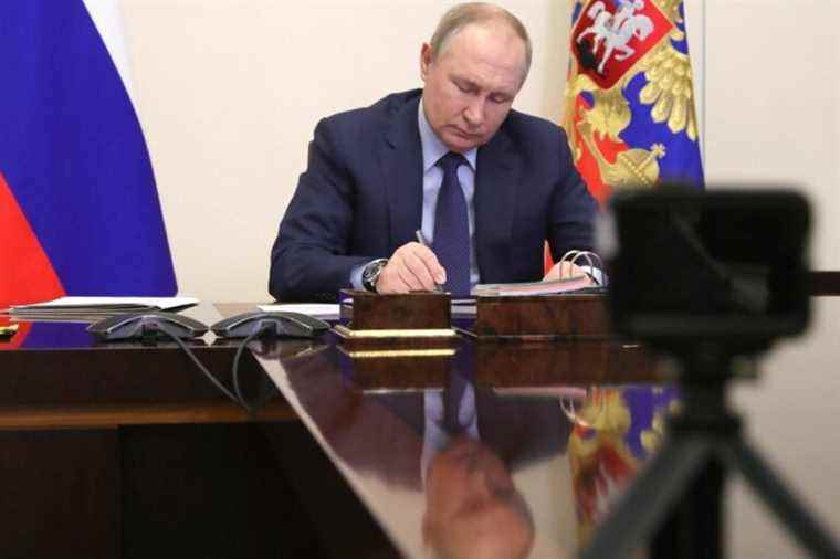 War in Ukraine |  Putin signs law cracking down on ‘lies’