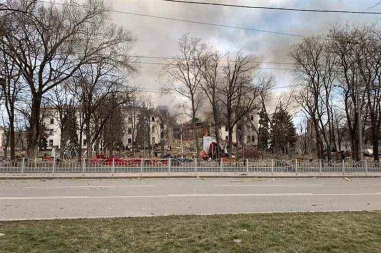 War in Ukraine |  Survivors emerge from bombed theater in Mariupol