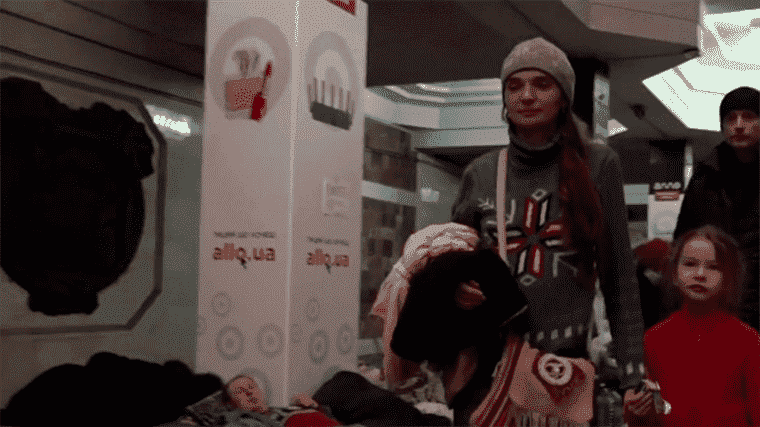 War in Ukraine: the daily life of a mother and her daughter, hidden in the metro for a month