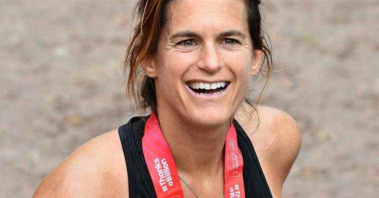 “Who is this person ?!”  : Amélie Mauresmo pulls out a file photo, with glasses and failed bangs