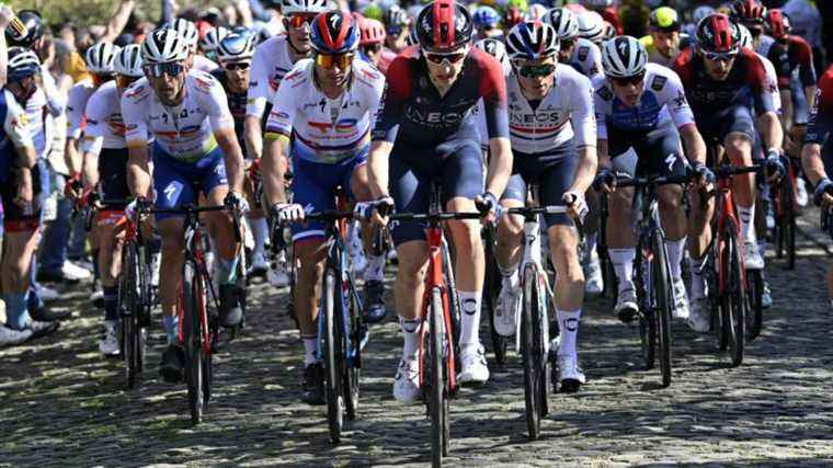 Wout van Aert goes on the attack with 80km to go… Follow the Flanders classic