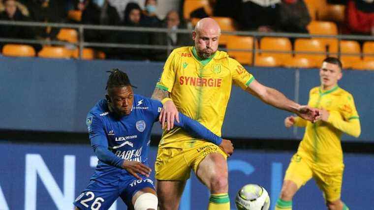 a black Saturday for the Canaries who fall in Troyes and lose three players