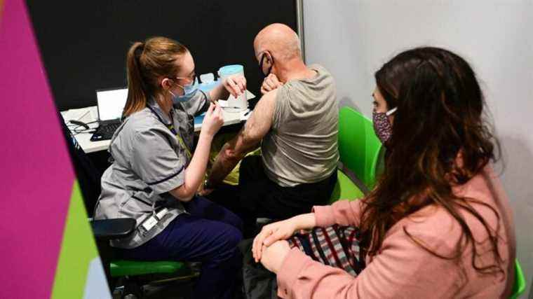 a fourth dose of vaccine offered to the most vulnerable in England