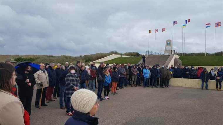 a hundred people at Utah Beach in support of the Ukrainian people