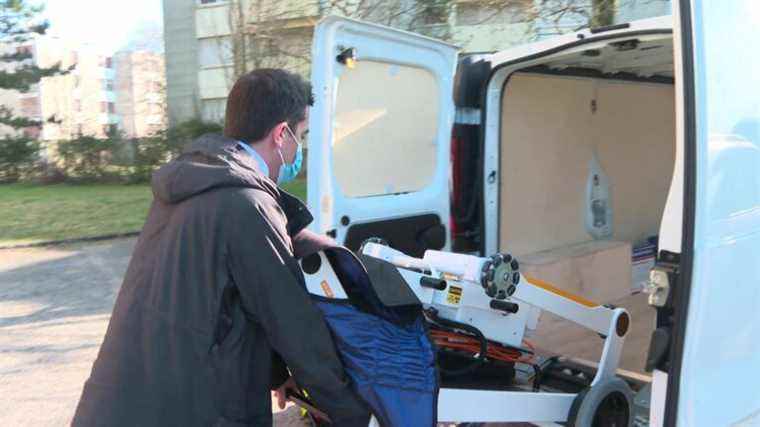 a mobile X-ray unit can treat minor injuries