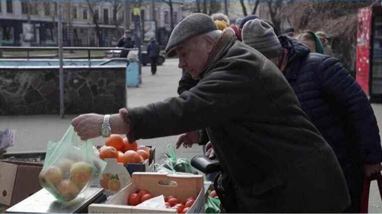 after a curfew, the inhabitants of kyiv take to the streets