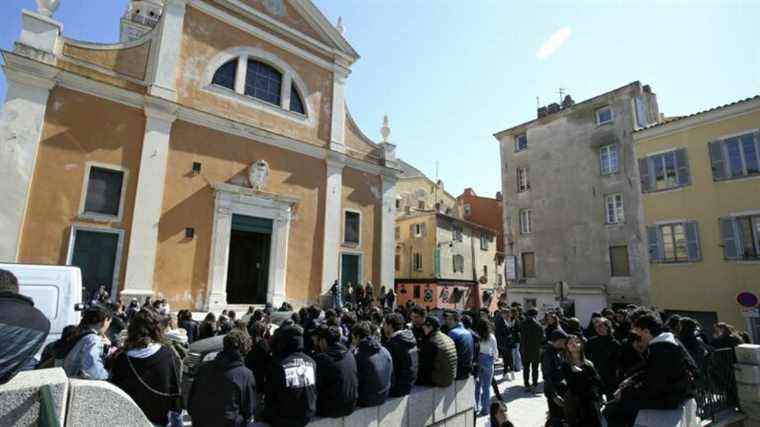 after the death of Yvan Colonna, the calm tributes of high school students from Ajaccio