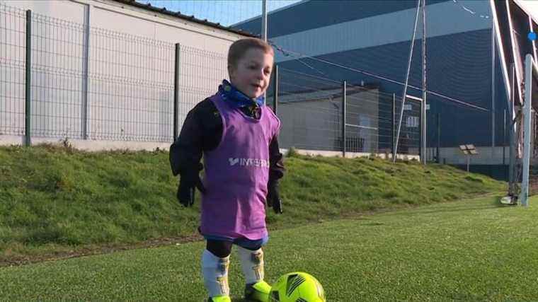 at the Portel club, a disabled child plays with able-bodied