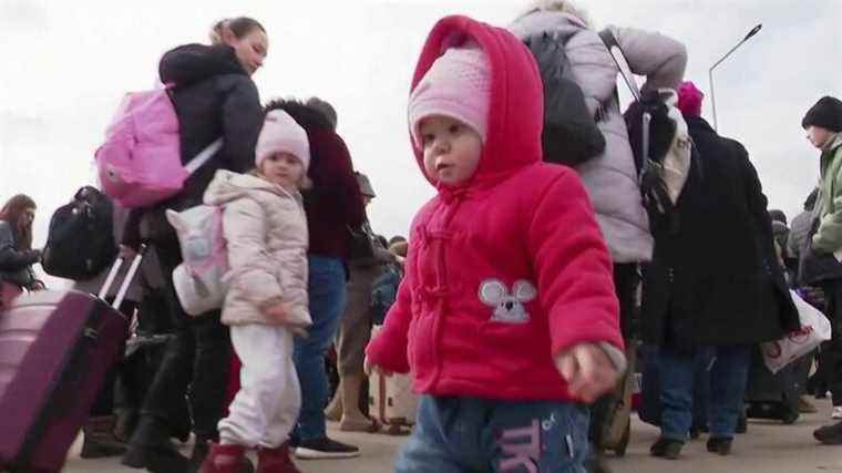 at the border with Moldova, refugees flock