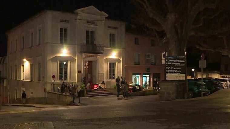 faced with the large demand for passports, the much appreciated gesture of the town hall of a small town