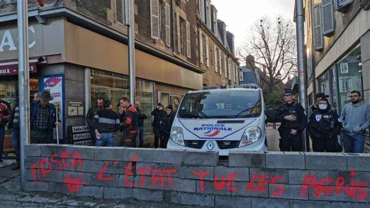 farmers demonstrate in Guéret against the increase in charges