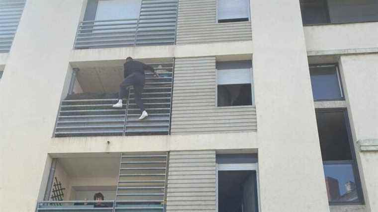 he climbed the facade of the building to take the children to safety