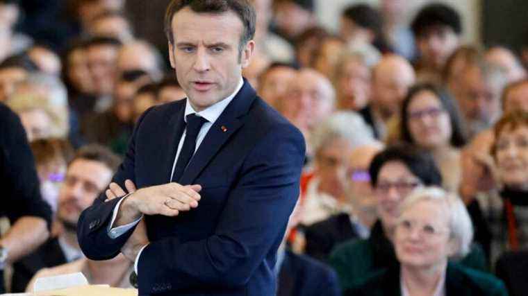 in Pau, the candidate Macron tries to prove that he accepts the debate