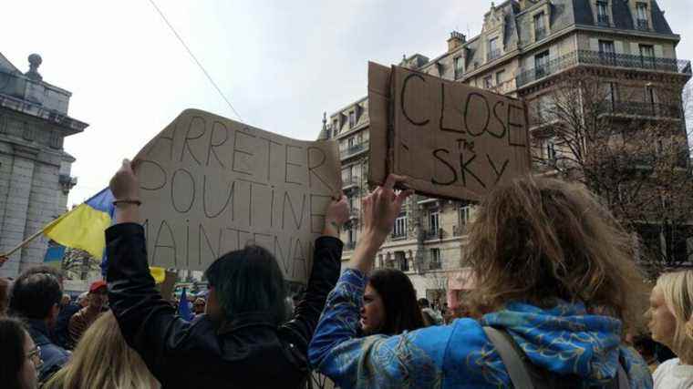 in the Grenoble demonstration, associations for the integration of refugees