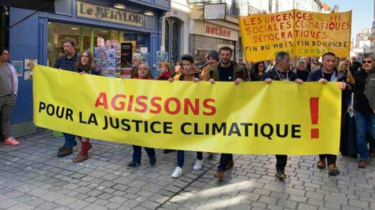 more than 300 people walk for the climate in Pau