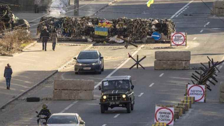 several loud explosions heard in kyiv, which wakes up under curfew