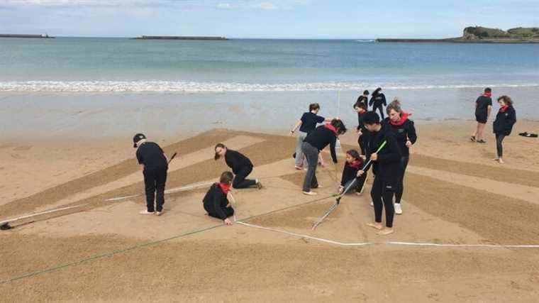 students from Baigorri and Saint-Jean-de-Luz create a huge fresco on the beach