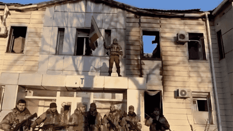 the Russian army advances in a Mariupol in ruins