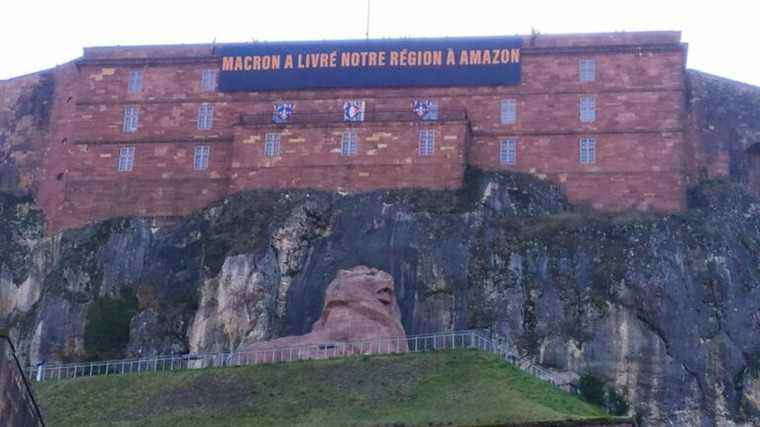 the collective of opponents deploys an anti-Macron banner at the citadel