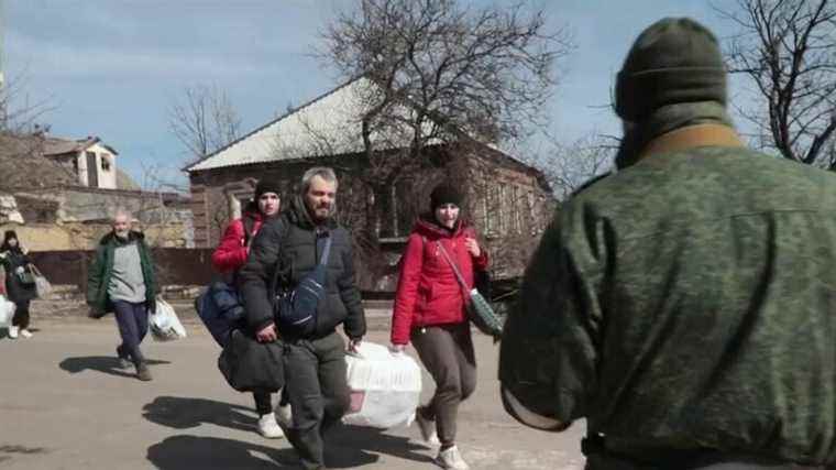 the inhabitants flee Mariupol, devastated by the Russians