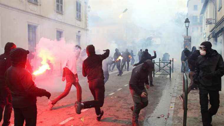 the scuffles in front of the sub-prefecture of Corte continue, a burnt car