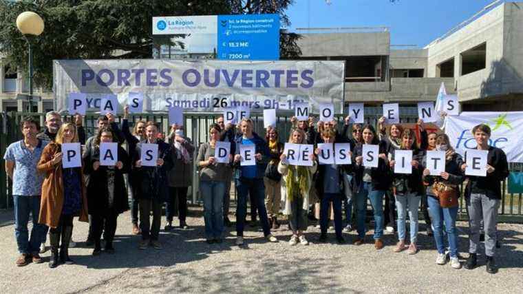 the teachers of the Camille Vernet college demonstrate against a suppression of means