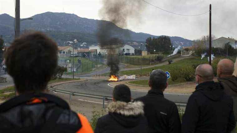 thirteen police officers and a gendarme injured during rallies in front of two barracks