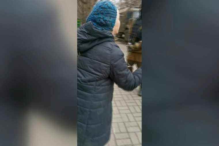 war in Ukraine |  An elderly woman challenges Russian soldiers in Kherson