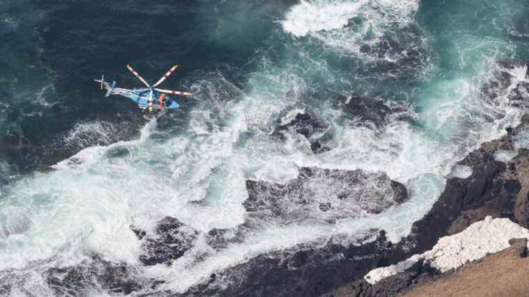 10 dead and 16 missing after the sinking of a tourist boat