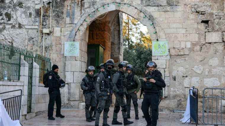 more than 100 injured in clashes on the Esplanade of the Mosques, according to the Palestinian Red Crescent