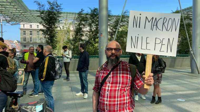 160 people gathered in front of the station to say no to the far right