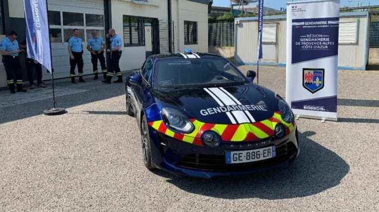 A 250 horsepower Alpine for the Salon-de-Provence motorway peloton