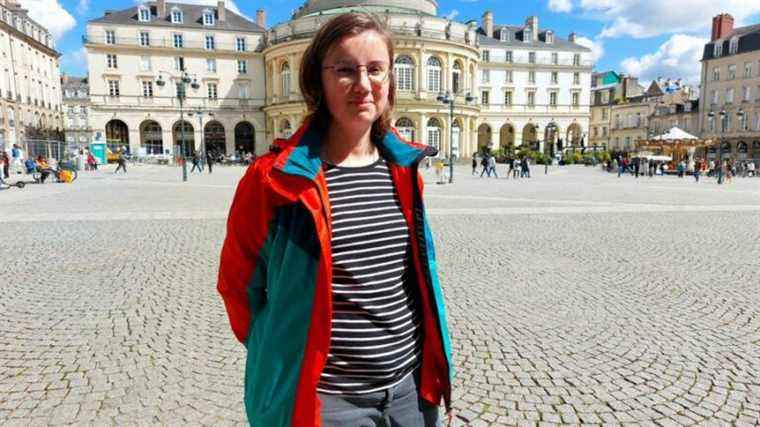 A Ukrainian, former student in Rennes, translates for refugees fleeing the war