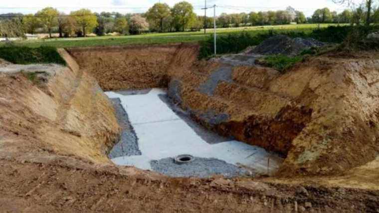 A couple of farmers have a cattle duct built under a departmental road in Nord-Mayenne