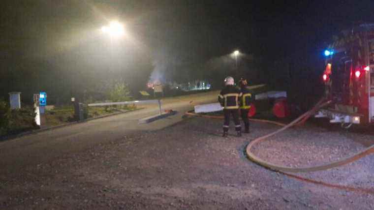 A disused building catches fire near a motorhome area in Changé