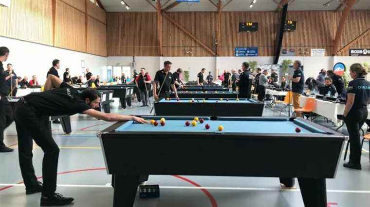 A handful of women at the 6th stage of the Brittany billiard championship, in Chantepie