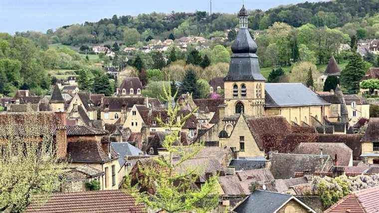 A man punches another in the middle of the street in Sarlat