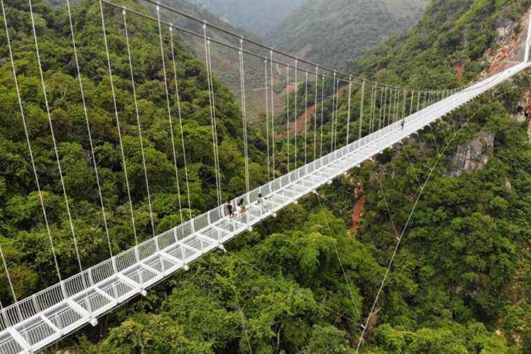 A new glass bridge between two mountains inaugurated in Vietnam