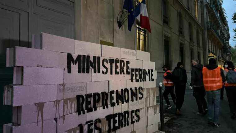 About thirty environmental activists have built a symbolic wall in front of the Ministry of Ecological Transition