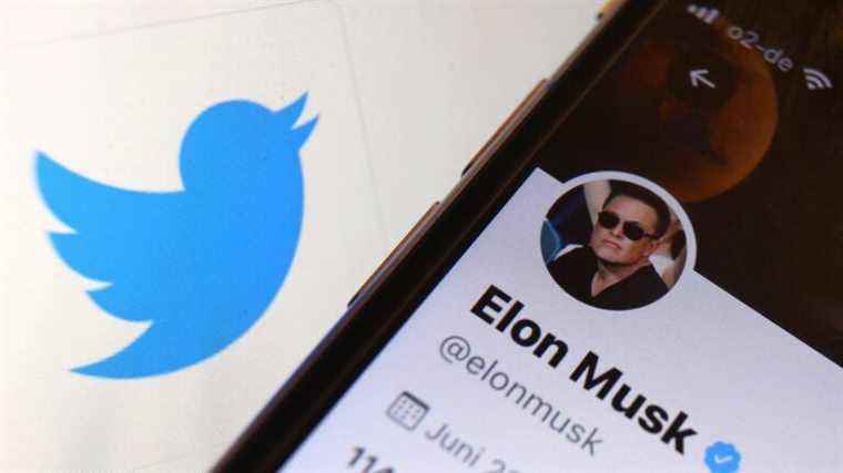 After takeover deal, Elon Musk publicly criticizes Twitter executives