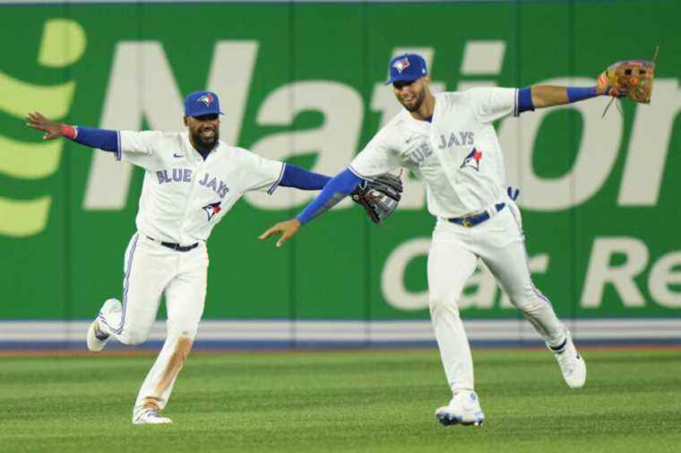 Blues Jays open season with 10-8 win over Rangers