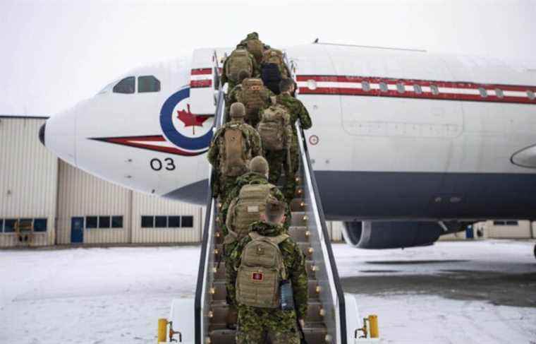 Canadian soldiers fly to Poland to help Ukrainian refugees